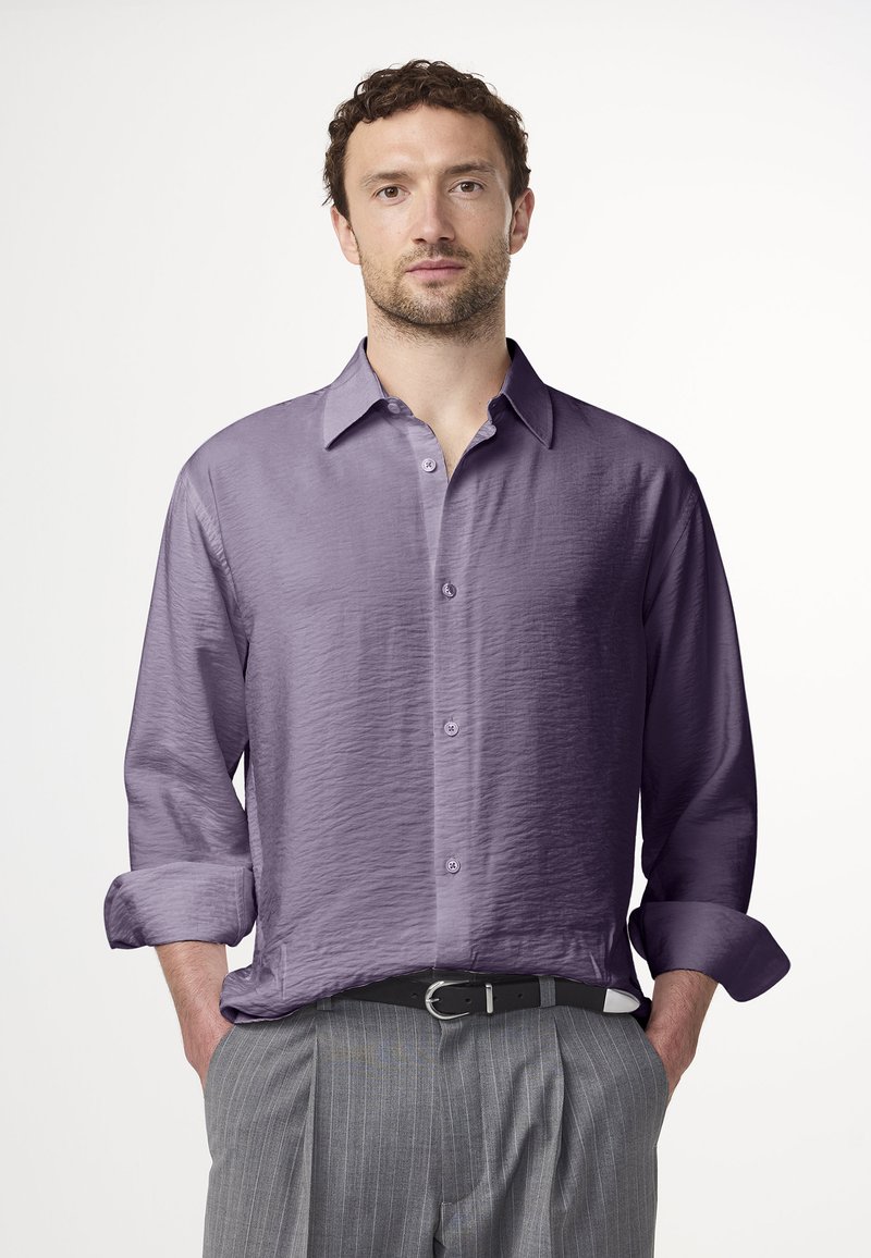 Lila, gestructureerd overhemd met lange mouwen en een button-down kraag, met knopen aan de voorkant en opgerolde mouwen, gecombineerd met grijze broek met streep.