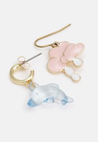 Brincos em tom dourado com um nuvem rosa e um charme de golfinho azul translúcido, com um acabamento brilhante e formas pendentes para um detalhe adicional.
