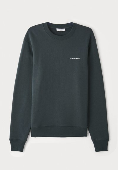 Sweatshirt verde escuro, com gola redonda, mangas longas, punhos e bainha canelados, apresentando um logotipo em texto branco "TIGER OF SWEDEN" no peito.