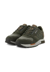Sneaker verde e grigie con lacci, dettagli in rete e suede, suole bianche e accenti marroni, angolate per mostrare la vista frontale e laterale.