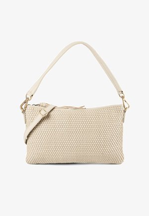 Beige gevlochten leren handtas met korte en verstelbare lange bandjes, goudkleurige hardware en bovenste ritssluiting.