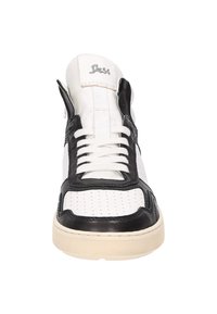 High-Top-Sneaker mit einem Obermaterial aus schwarzem und weißem Leder, durchbrochenen Details, Schnürverschluss und einer cremefarbenen Gummisohle.