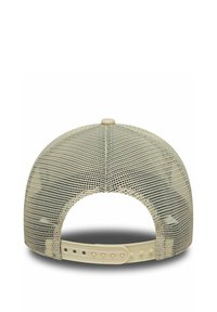 Mesh-Baseballhut in hellbeige mit strukturiertem Design, verstellbarem Kunststoffriemen auf der Rückseite und flachem, rundem Oberteil.