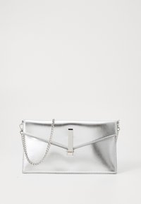 Borsa a mano a forma rettangolare di colore argento metallizzato, con tracolla a catena e un dettaglio di chiusura geometrica. Texture liscia con cuciture minime.