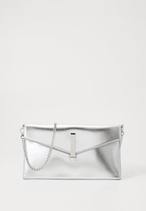 Ezüst fém clutch táska sima téglalap alakban, lánc pánttal és geometrikus záróelemmel. Simább felület, minimális varrással.