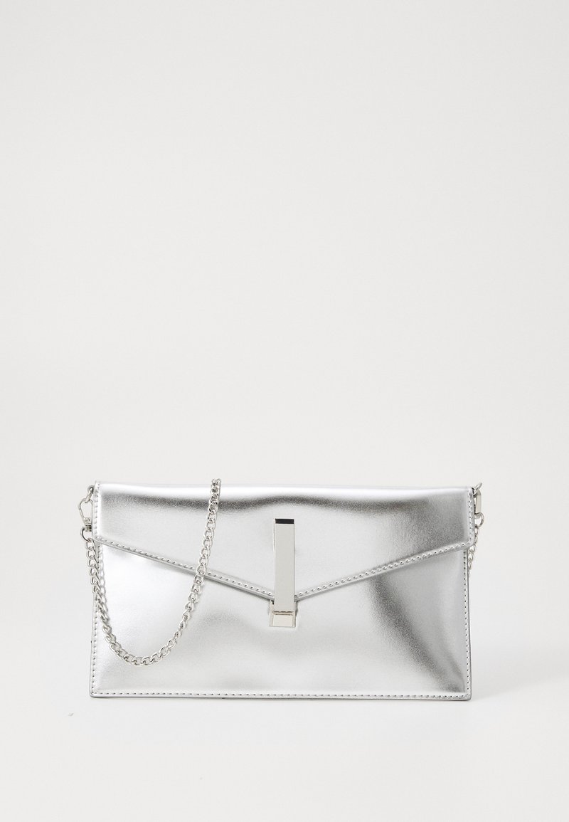 Borsa a mano a forma rettangolare di colore argento metallizzato, con tracolla a catena e un dettaglio di chiusura geometrica. Texture liscia con cuciture minime.