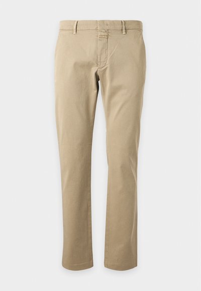 Pantalon décontracté beige à jambes droites avec passants pour ceinture, fermeture éclair à l’avant et fermeture par bouton, présenté sur un fond gris clair.