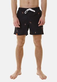 Costumi da bagno neri con vita regolabile tramite cordino, caratterizzati da ricami colorati di fenicotteri e gnomi, tessuto leggero e taglio sopra il ginocchio.