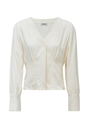 Blouse blanche à manches longues avec un décolleté en V, présentant des poignets froncés et un corsage cintré. Texture lisse et plis subtils à l'avant.