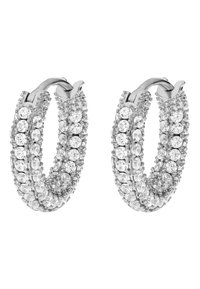 Orecchini a cerchio in argento decorati con molteplici cristalli trasparenti scintillanti, caratterizzati da un design attorcigliato per aggiungere texture e dimensione.
