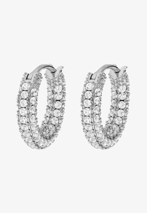 Pendientes de aro de plata adornados con múltiples cristales claros brillantes, con un diseño retorcido que añade textura y dimensión.