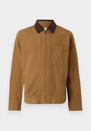 Brun zip-jakke med en mørk brun kordfløyelskrage, lange ermer og en firkantet brystlomme på venstre side.