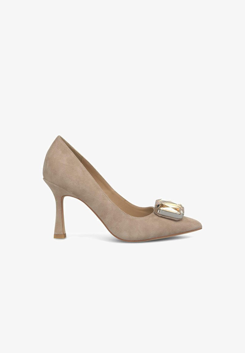 Pompe con tacco alto in suede beige, con punta allungata e un accento di cristallo rettangolare sulla parte anteriore. Tacco sottile con una finitura testurizzata.