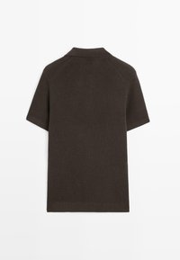 Polo a maniche corte in marrone scuro, caratterizzata da un design a maglia strutturata, colletto classico e orlo a coste. Maniche raglan rinforzate.