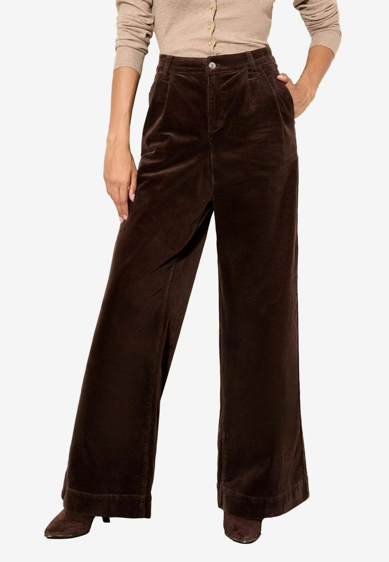 Bruine corduroy wijde broek met een hoge taille, voorzakken en subtiele textuurdetails. Omgeslagen mouwen en knoopsluiting op de taille.