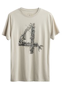 Beige katoenen t-shirt met een grote zwarte graphic van een '4', bestaande uit verschillende geïllustreerde structuren en objecten. Korte mouwen, ronde hals.