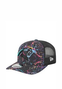 Casquette noire avec un motif éclaboussé coloré, arborant un logo de panthère brodé. Dos en mesh pour la respirabilité et visière courbée.