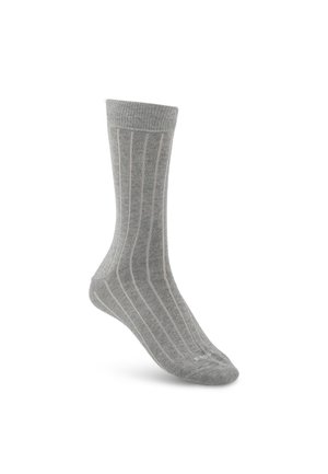 Eine einzelne graue, gerippte Socke steht aufrecht mit umgeschlagenem Bündchen und dezenten vertikalen Streifen auf weißem Hintergrund.