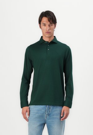 Polo à manches longues en coton vert foncé, avec un col, une patte de boutonnage à trois boutons et un logo discret sur la poitrine.