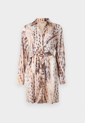 Obleka s srajčnimi rokavi, ovratnikom in pasom za zavezovanje, z vzorcem abstraktnega živalskega potiska v bež, rjavi in krem barvi.