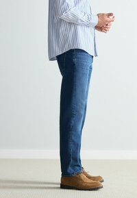 Next REGULAR FIT - SIGNATURE BRUSHED BACK COSY - Tiesaus kirpimo džinsai - mid blue