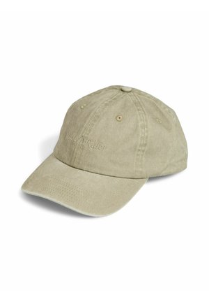 Casquette de baseball à six panneaux vert olive clair avec des trous de ventilation cousus et une broderie discrète "Desert Rider" à l'avant.