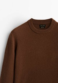 Brązowy sweter dziany z prążkowanym okrągłym dekoltem. Miękka tekstura, długie rękawy i subtelny melanżowy wzór. Metka widoczna przy dekolcie.