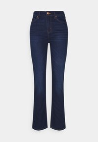 Vaqueros de mezclilla en azul oscuro con cintura ajustada, pierna ligeramente acampanada, diseño de cinco bolsillos y costuras en naranja contrastante en las costuras.