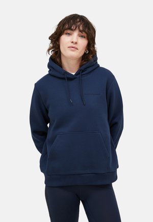 Navyblauwe capuchontrui van zachte stof, met een buidelzak, geribbelde manchetten en een klein logo op de borst.