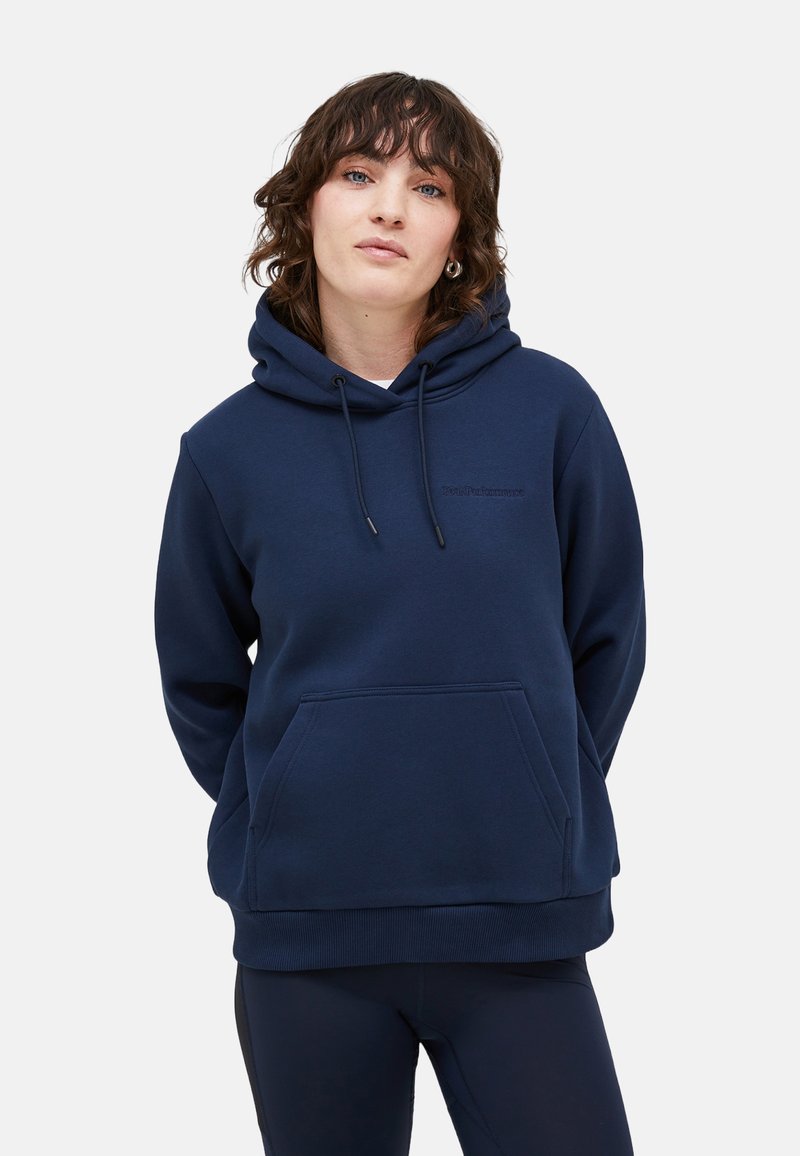 Mörkblå hoodie i mjukt tyg, med en kenguruficka, ribbade ärmslut och en liten logotyp på bröstet.
