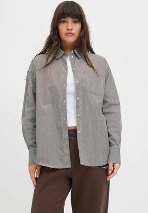 Grijs en wit gestreept button-up shirt, met een borstzak en een ontspannen pasvorm. Lange mouwen en een klassieke kraag completeren het ontwerp.