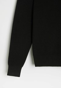 Czarny sweter z dzianiny z okrągłym dekoltem, długimi rękawami, ściągaczami na rękawach i miękką fakturą. Posiada klasyczny, prosty krój.