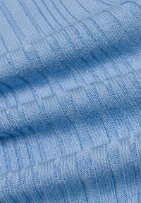 Lichtblau gebreide stof met ribbelstructuur, met afwisselend verhoogde en vlakke secties, een gladde afwerking en een uniforme kleur door het geheel.