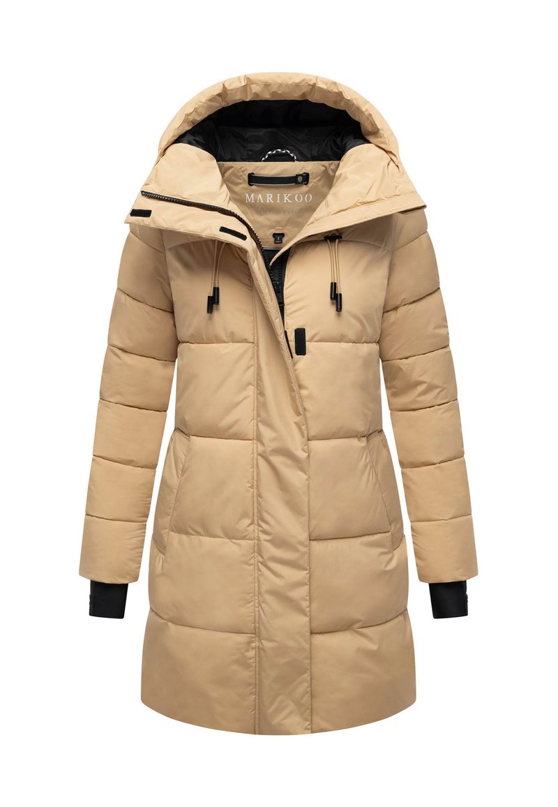 Beige gewatteerde winterjas met capuchon, voorrits, trekkoorden, twee zijzakken en zwarte binnenmanchetten.