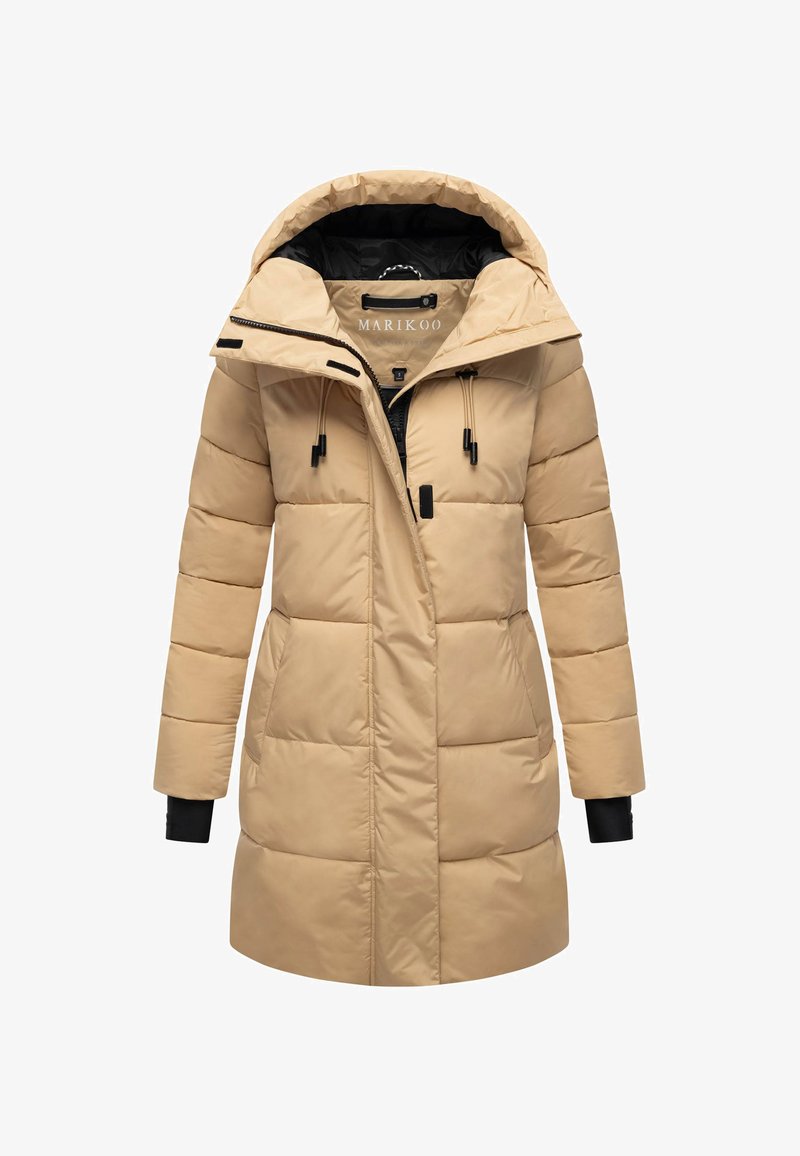 Beige siltēts ziemas mētelis ar kapuci, priekšējo rāvējslēdzēju, auklītēm, divām sānu kabatām un melniem iekšējiem aprocēm.