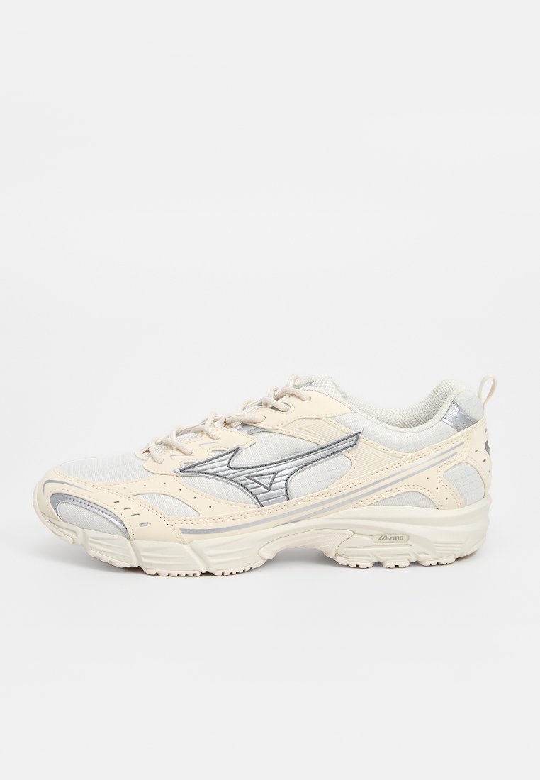 Zapatilla deportiva beige hecha de malla y materiales sintéticos, con acentos plateados, puntera redondeada y suela acolchada.