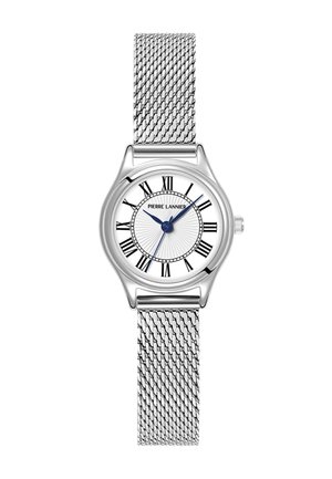 Zegarek na srebrnej siateczkowej bransolecie z białą tarczą, niebieskimi wskazówkami, czarnymi rzymskimi cyframi i logo "Pierre Lannier" na środku.