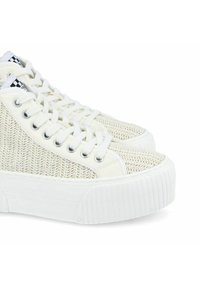 Białe sneakersy na platformie z cholewką z tkaniny o fakturowanym wzorze i okrągłym noskiem, uzupełnione srebrnymi przelotkami i sznurowadłami.