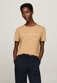 Tommy Hilfiger CORP LOGO  - T-shirt med print - classic khaki