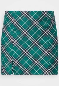 Zelená kostkovaná mini sukně s geometrickým vzorem a námořnickými a bílými akcenty, vyrobena z texturované látky, obrysována čistými švy.