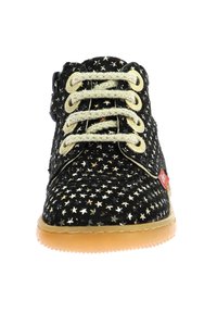Zapato de tela negro con patrón de estrellas doradas, punta redonda, cordones dorados y suela de goma. Cuenta con una correa lateral para un ajuste seguro.
