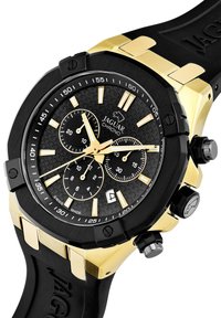 Reloj cronógrafo analógico negro con acentos dorados, esfera negra texturada, tres subesferas, ventana de fecha y correa de goma. Tiene marcadores de hora audaces.