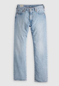 Vaqueros de mezclilla azul claro con diseño de pierna recta, cinco bolsillos, costuras visibles y herrajes de latón. Textura suave con un acabado desgastado.