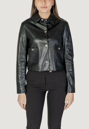 Giacca cropped in pelle nera con colletto, chiusura frontale a bottoni e due tasche sul petto con accenti metallici.