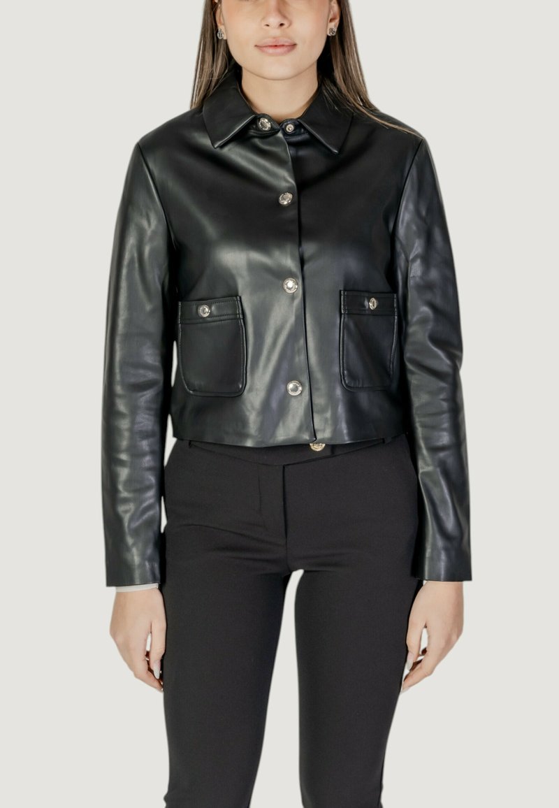 Giacca cropped in pelle nera con colletto, chiusura frontale a bottoni e due tasche sul petto con accenti metallici.