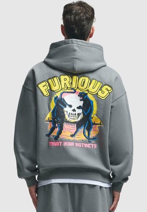 Grå hoodie med iøjnefaldende grafik af to sorte pantere og et kranie, med teksten "FURIOUS" og "TRUST YOUR INSTINCTS" i klare farver.