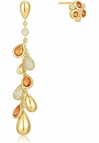 Örhängen av guld med hängande tårdroppeformer med orangea ädelstenar och klara kristaller, försedda med en strukturerad yta.