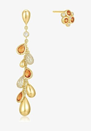 Goldene Ohrhänger mit abfallenden Tropfenformen, verziert mit orangen Edelsteinen und klaren Kristallen, akzentuiert durch ein strukturiertes Finish.