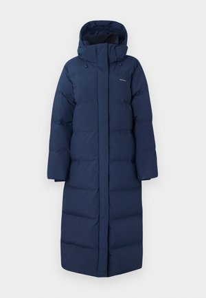 Manteau long matelassé bleu marine avec une capuche, présentant un design matelassé, une fermeture éclair à l'avant et des manches larges. Le matériau semble lisse avec une isolation.