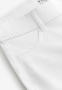 Unausgewählt, white